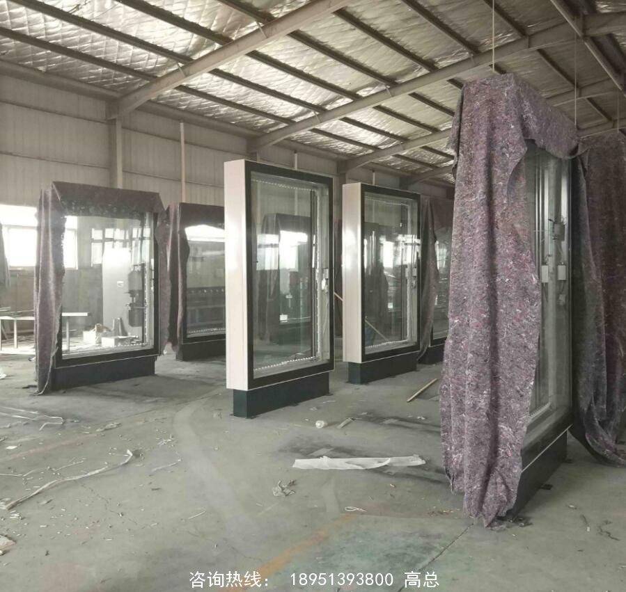 正在包裝滾動燈箱