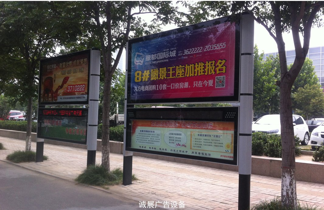 閱報欄曾經(jīng)是我們小時候都能在小區(qū)里看到的，里面都會放置一些報紙雜志之類的，可供我們傳達信息，讓我們能夠了解到外界的信息，但是隨著社會的不斷發(fā)展，閱報欄的作用已經(jīng)不像是以前明顯了，下面就由宿遷鴻春城市家具的小編來詳解一下。  在昆明大觀河畔、篆塘公園、東風廣場等地，幾個戴著老花鏡的老人在閱報欄前一站就是幾個小時，他們一邊讀著張貼在閱報欄上報紙，或?qū)蠹埳系男侣勗u頭論足，一些鐵桿讀者拿出筆和紙抄寫報紙上刊登的文章。人的讀報習慣一旦形成就難以改變，勉強改變便覺不適。近來，楊老先生就處于這樣的狀態(tài)中。家住篆塘附近的楊老先生，每天起床后沿著大觀河慢跑到大觀公園門口折回，洗漱妥帖再出去吃早點，然后就到路邊的閱報欄前讀報，一小時、兩小時，一個早晨的時光就這樣打發(fā)掉了        他這樣的習慣已有10年，從退休那天開始就如此，他與普通讀者不同的是，隨身帶著筆和本子，讀到好的文章便抄下來。去年8月的一天早晨，他正在摘抄本報一篇關于城中村改造的報道，恰巧被文章作者路過看到，作者十分感動，當即表示要訂一份報紙贈送給他，他拒絕道：“不是我訂不起報紙，而是不習慣一個人悶坐在家中看報，在這鳥語花香的環(huán)境中，看報累了，還可以看看車流人流，在讀報的同時，也可以讀讀社會……”      遺憾的是，半個月前的一天早晨，他一如既往來到閱報欄前，突然發(fā)現(xiàn)里面的報紙沒有更換，仍然是前一天的老面孔?！耙苍S是貼報人起晚了?！彼胫白撸l(fā)現(xiàn)另一個閱報欄也一樣。他回到家中，一整天都處于失落狀態(tài)中。   一天、兩天、三天，他帶著希望而來，滿懷失望而歸。他不知道這城市怎么了，咋就沒有文化的一席之地？      和楊老先生有著同樣心情的小董來自昭通，他在一建筑工地干活，每天晚飯后，無論多累，都要到街邊的閱報欄前看看?！爱斀裆鐣?，信息對于每一個人都重要，不讀書看報，就如同一個瞎子?？晌页鮼碚У?，買不起電視，訂不起報紙，只能通過閱報欄獲取自己需要的信息。      隨著信息渠道的增多，閱報欄前的人越來越少，但總有那么一部分人，或出于習慣或出于經(jīng)濟原因，對閱報欄情有獨鐘，他閱報欄們希望能給閱報欄留下一席之地，希望春城不要變成“文化的沙漠”。