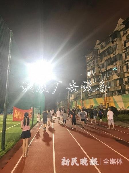 圖說：靜安工人體育場晚上9點多依然亮如白晝