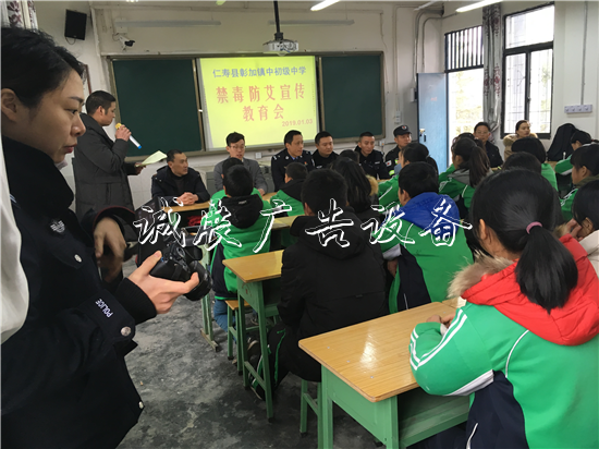 “禁毒防艾”宣傳進(jìn)校黨建宣傳欄園 仁壽網(wǎng)格員呼吁關(guān)愛孩