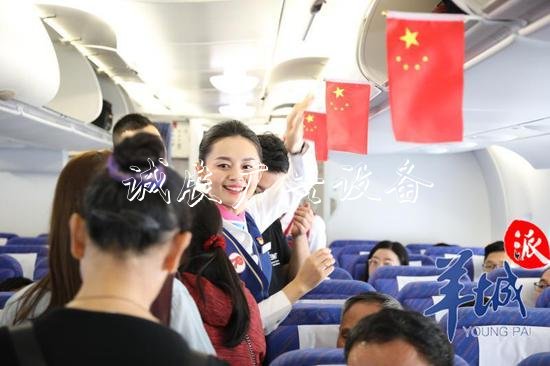 退役乘務長重返藍天指路牌燈箱 和旅客合唱《我和我的祖國》