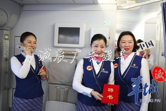 退役乘務長重返藍天指路牌燈箱 和旅客合唱《我和我的祖國》