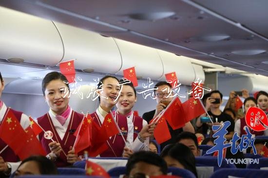 退役乘務長重返藍天指路牌燈箱 和旅客合唱《我和我的祖國》