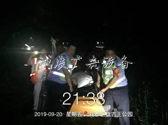 楊紹偉、鐘景威和醫(yī)護(hù)人員一起將暈倒男子抬下山