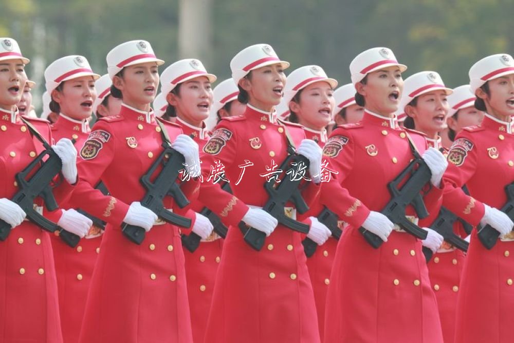 專家解釋?xiě)c祝大會(huì)戶外廣告燈箱隊(duì)列中的服飾“密碼”