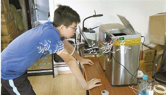 愛干家務的中學男滾動式燈箱生發(fā)明智能垃圾桶