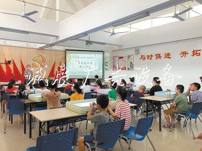 福建廈門:社區(qū)黨建引領(lǐng)戶外滾動(dòng)燈箱 因地制宜打好垃圾分類攻