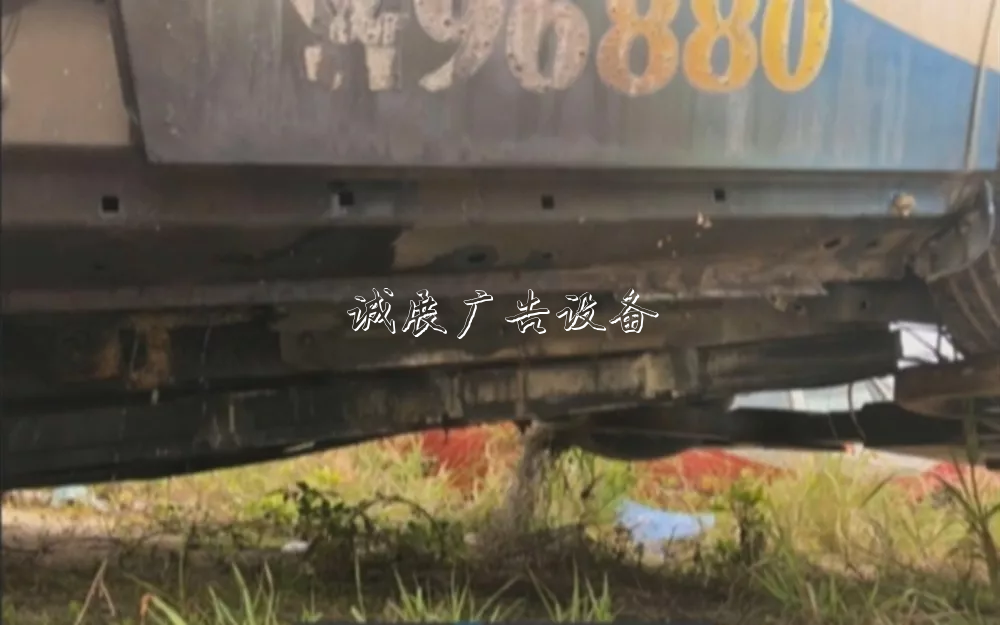 撞上路牌鐵柱子，出租垃圾箱車突然起火！的哥傷重不