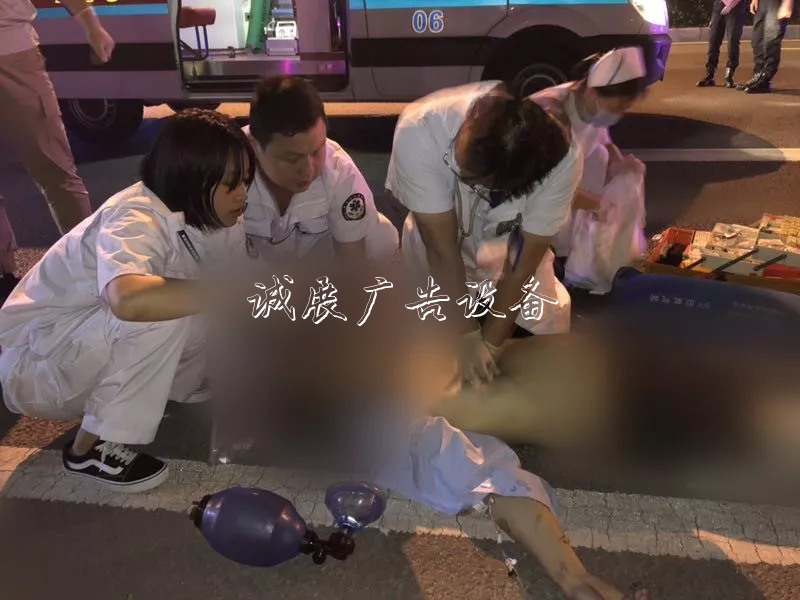 撞上路牌鐵柱子，出租垃圾箱車突然起火！的哥傷重不