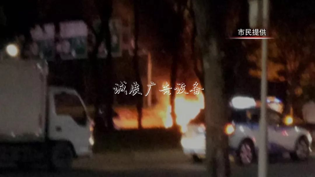 撞上路牌鐵柱子，出租垃圾箱車突然起火！的哥傷重不