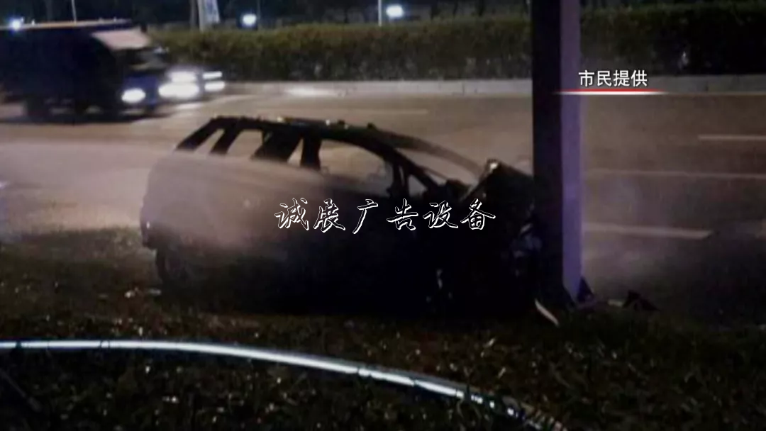 撞上路牌鐵柱子，出租垃圾箱車突然起火！的哥傷重不