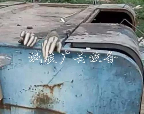 嚇人！這是什么垃圾？打文化宣傳欄開垃圾箱后差點兒魂兒也沒了