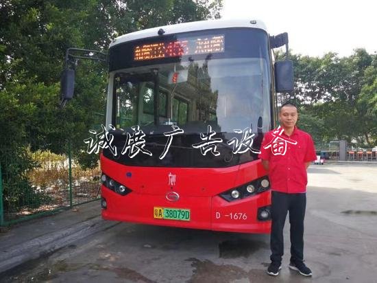 馬路車道闖入2個(gè)3歲女童宣傳欄廠家 他停車把小孩抱到安全區(qū)域