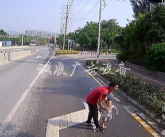 馬路車道闖入2個(gè)3歲女童宣傳欄廠家 他停車把小孩抱到安全區(qū)域