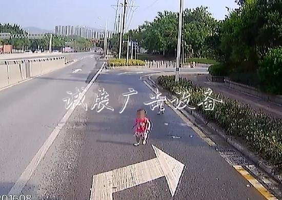 馬路車道闖入2個(gè)3歲女童宣傳欄廠家 他停車把小孩抱到安全區(qū)域
