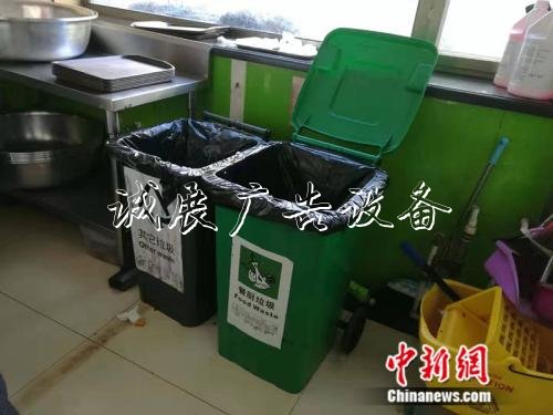 　收殘區(qū)的廚余垃圾桶 中新網記者 張尼 攝