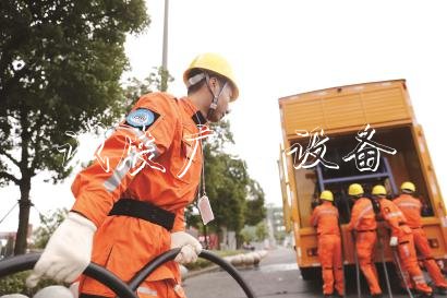 國家電網(wǎng)工作人員參加應(yīng)急處置演練。均本報(bào)記者 袁婧攝