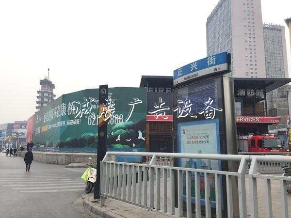 鄭州一路牌七個(gè)地方指垃圾收集亭錯(cuò)五個(gè)？網(wǎng)友：路癡很絕望