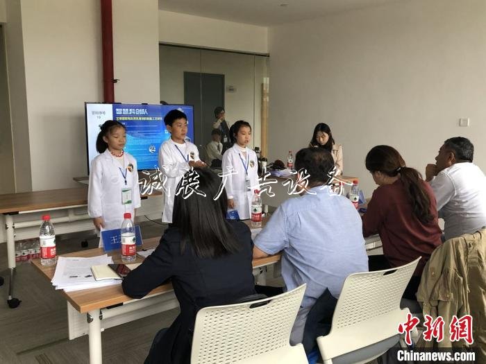 自動(dòng)分類(lèi)垃圾桶、智能澆路燈燈箱花器 上海“00后”展示科創(chuàng)實(shí)力