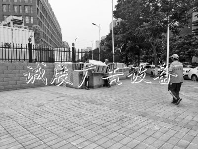 街頭垃圾箱換新，學(xué)校宣傳欄功能為何不更新？