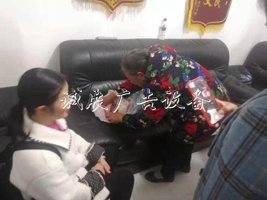 雷波縣發(fā)現(xiàn)一名疑似女學(xué)校宣傳欄棄嬰 發(fā)現(xiàn)時已被凍得發(fā)紫