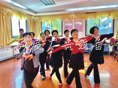 社區(qū)居民排練舞蹈