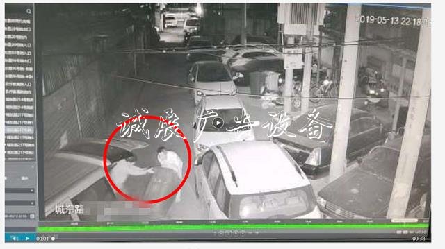 忍住 別笑！鄭州男子伙廣告燈箱多少錢一個(gè)同小舅子一連偷了14個(gè)垃圾桶