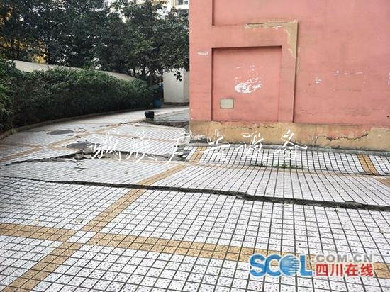 成都青羊區(qū)金沙歲月戶外滾動燈箱小區(qū)地基沉降？記者調(diào)查