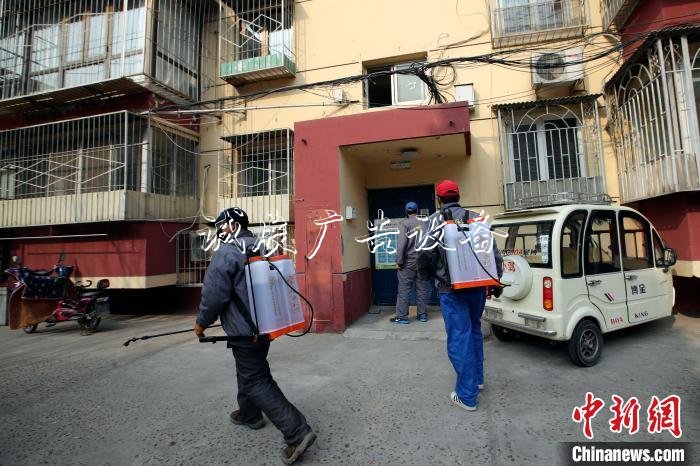 在北京通州玉橋南里南社區(qū)，清潔人員身背噴灑包，對社區(qū)內(nèi)的設(shè)施、犄角旮旯進(jìn)行噴灑。　中新社記者 盛佳鵬 攝
