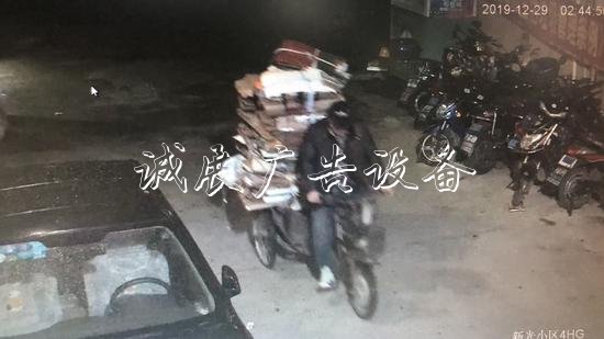 兩名男子撬開多個垃圾箱宣傳欄房竊走可回收垃圾 已被抓獲