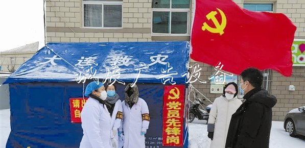 郭媛紅（左一）與社區(qū)黨員志愿者雪中堅(jiān)守防疫崗位。