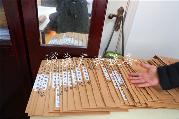 都勻社區(qū)為企業(yè)“上宣傳欄燈箱保險”當好“服務(wù)員”