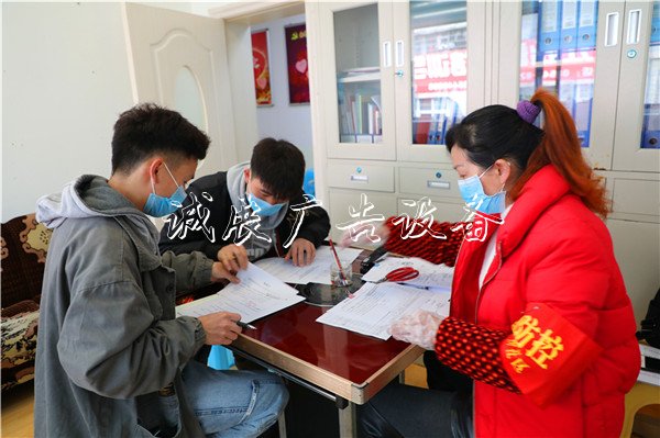 都勻社區(qū)為企業(yè)“上宣傳欄燈箱保險”當好“服務(wù)員”