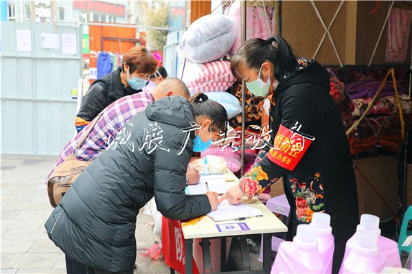 都勻社區(qū)為企業(yè)“上宣傳欄燈箱保險”當好“服務(wù)員”