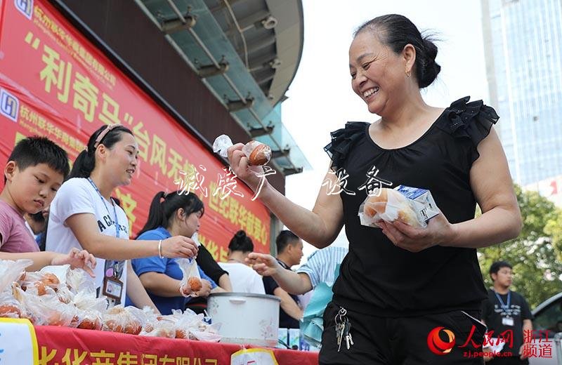 8月12日，市民領(lǐng)取物資。章勇濤 攝