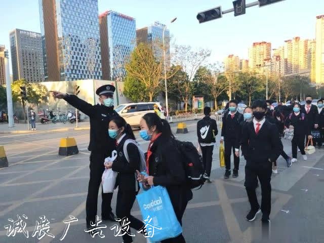 【治庸·鐵軍】“后浪路牌”返校，社區(qū)民警助學(xué)忙