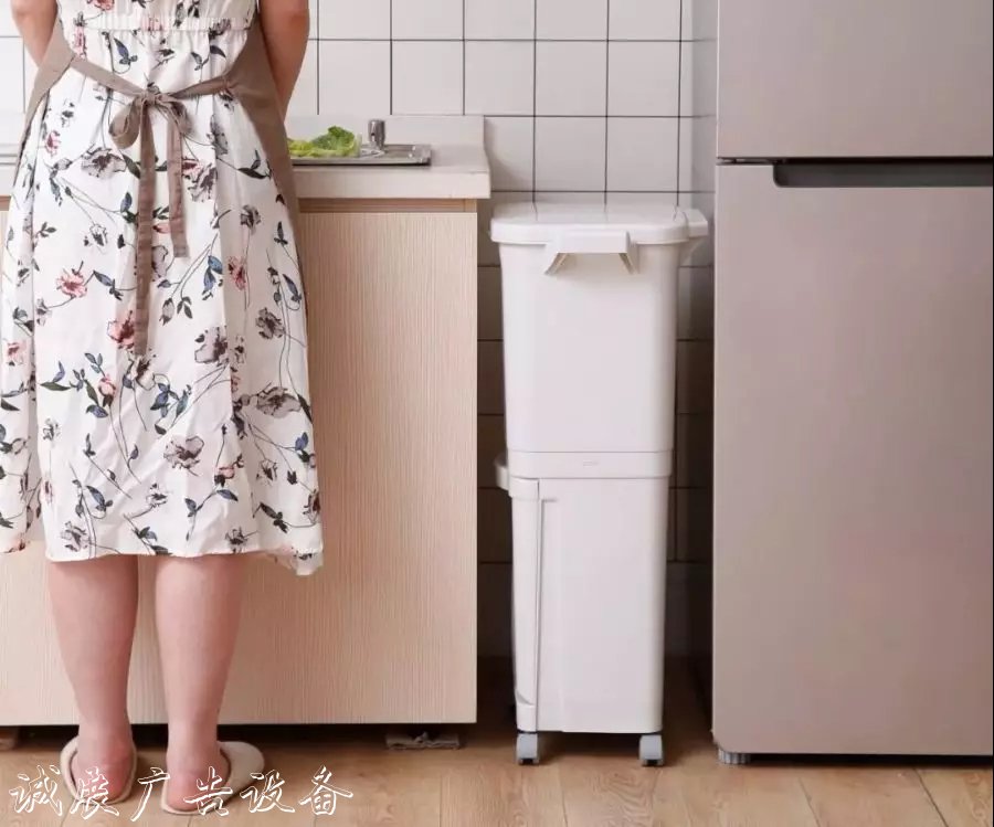 來自日本的干濕分離垃廣告燈箱圾桶，終于換掉了居委會